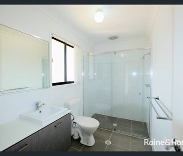 IMMACULATE AIR-CONDITIONED 3 BEDROOM TOWNHOUSE IN POPULAR, CENTRALL... - Photo 6