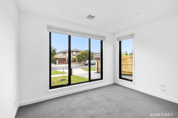 Brand new Build, 4 bedroom Home in the Heart of Altona. - Photo 1