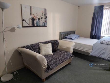 1 bedroom in a flat share to rent - Photo 5