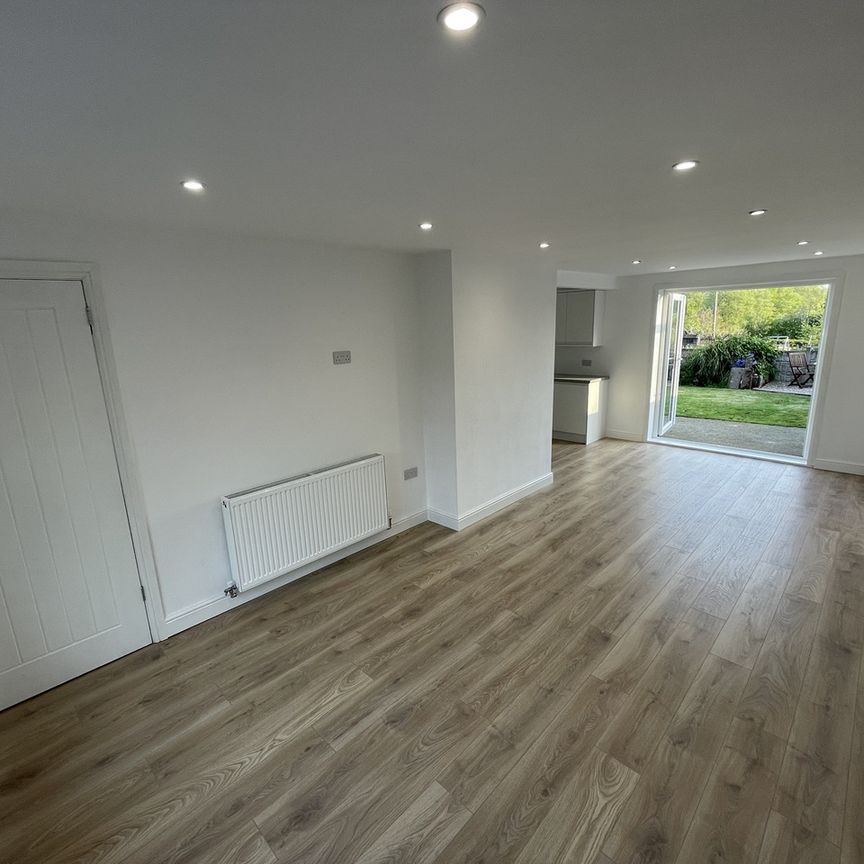 3 Bed End Terrace, Moss View, S20 - Photo 1