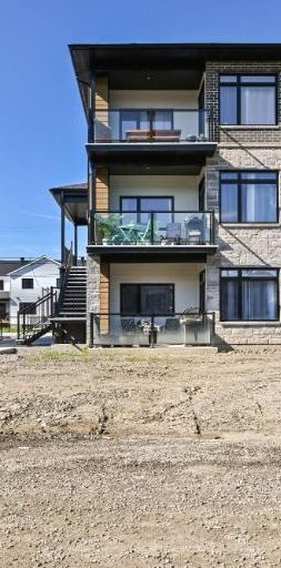 3 CH - 1 SDB - Otterburn Park - $2,350 /mo - Photo 1