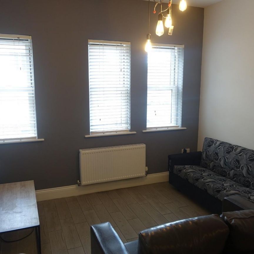 4 bedroom Flat To Let - Photo 1