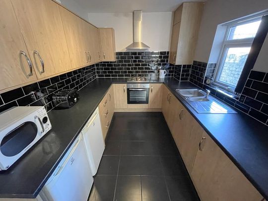 1 bedroom in a house share to rent - Photo 1