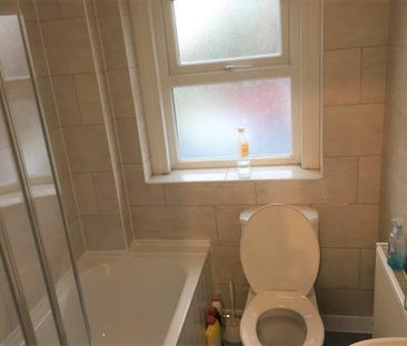 3 bedroom flat to rent - Photo 6