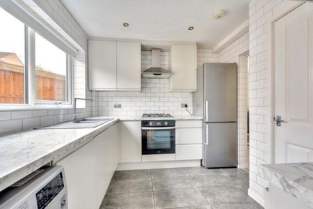 3 bedroom semi-detached house to rent - Photo 3