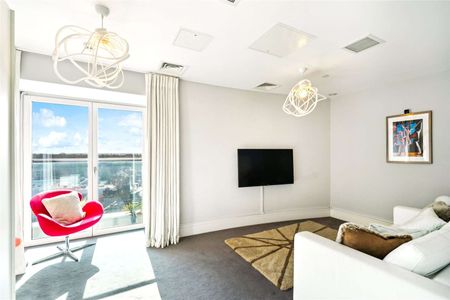 SHORT LET - Luxury two bedroom, two bathroom penthouse flat with breath-taking views of London in the heart of Clapham - Photo 4