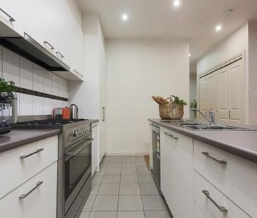 Elegant, stylish home - Located right in the heart of Yarraville Vi... - Photo 4
