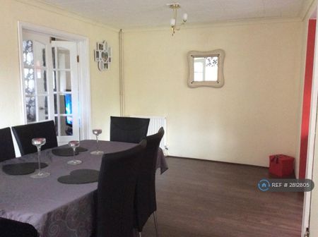 3 bedroom semi-detached house to rent - Photo 4