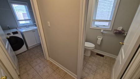 For Lease - 118 Flagstone Way, Newmarket, Ontario - Photo 3