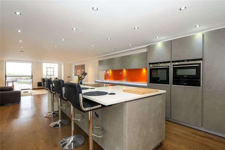 SHORT LET A beautifully appointed, two bedroom apartment, situated on the 4th floor of this popular, river fronted warehouse, located in central Wapping. - Photo 2