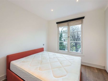 A bright two bedroom apartment on the first floor of a period building with a porter in the centre of Notting Hill - Photo 3