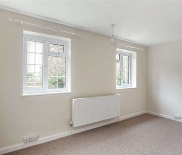 Newly decorated three-bedroom cottage in Elsfield - Photo 5