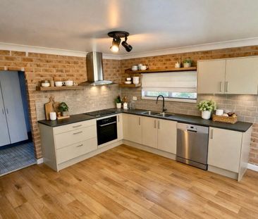 Spacious 2 Bedroom apartment - 595 p/w including Water - Photo 3