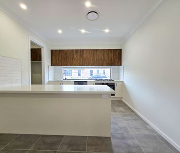 Brand New Luxury Family Home in the Prestigious Menangle Park Estate - Photo 4