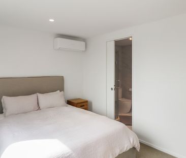 Modern townhouse in a prime location! - Photo 2