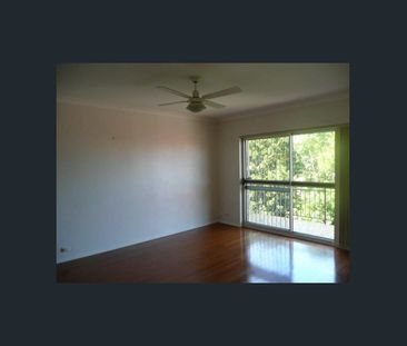 TOP FLOOR APARTMENT WITH CITY VIEWS - Photo 2