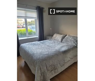 Room for rent in 2-bedroom house in Ballycullen, Dublin - Photo 2