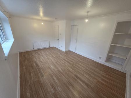 3 bedroom flat to rent - Photo 2