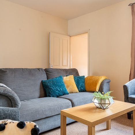 5 Bedroom Home – Medium Let - Photo 1