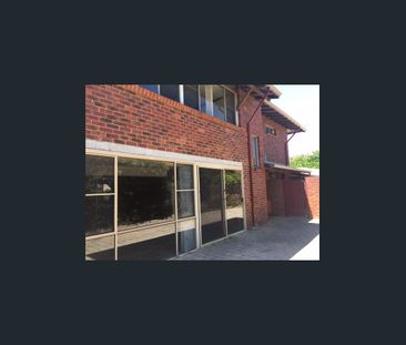 Spacious Townhouse In Fantastic Location ! - Photo 3