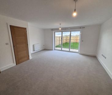 4 bedroom semi-detached house to rent - Photo 2