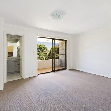 Spacious 3-Bedroom Townhouse in Prime Wollstonecraft Location - Photo 3