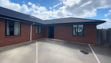 Immaculate Three Bedroom on Vesty - Photo 3