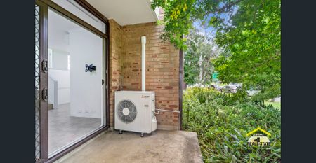 Great Unit Opposite Train Station - Photo 3