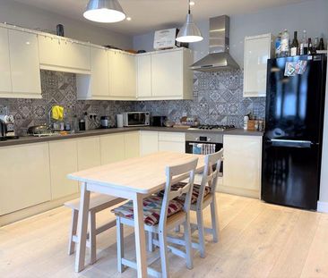 3 bedroom flat to rent - Photo 5