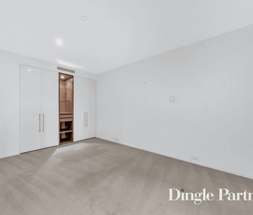 Beautifully Presented One-Bedroom Apartment with City Views - Photo 4