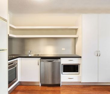 1 bedroom updated apartment surrounded by lush gardens & pool area - Photo 2