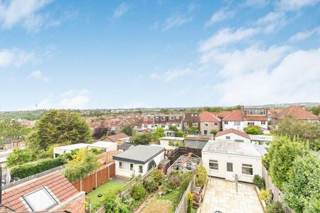 3 bedroom flat to rent - Photo 5