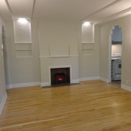 Everything included except wifi! - Beautiful, renovated, huge 4 1/2 , art deco, AAA location (Montreal) - Photo 3