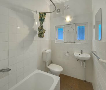 2 Bedroom Apartment with Sunroom ! - Photo 4