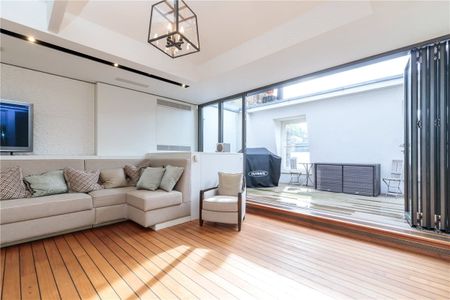 Rare opportunity to rent an entire house located on one of the most sought after squares in Marylebone. This tranquil location offers peace and quiet, while still being just minutes away from the wonderful shops and restaurants of Marylebone. - Photo 4