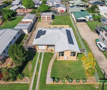 Large Family Home With 3 Car Accommodation - Photo 5