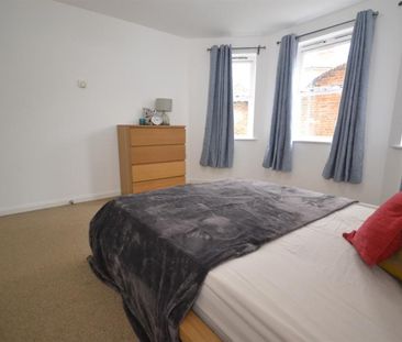 2 bedroom Flat To Let - Photo 1