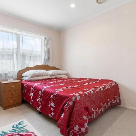 Spacious 5 bedroom family home in a prime location! - Photo 2