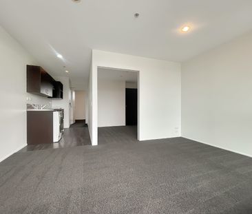 Sunny 2 bedroom apartment in the C-VU building with great view! - Photo 5
