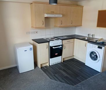 2 bedroom ground floor flat to rent - Photo 2