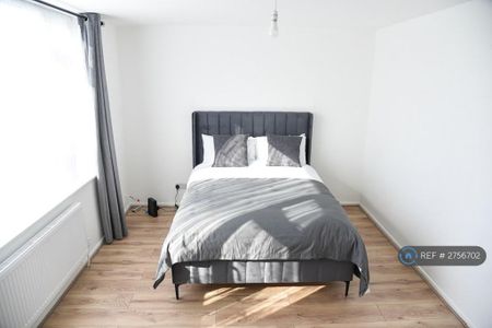 5 bedroom semi-detached house to rent - Photo 2