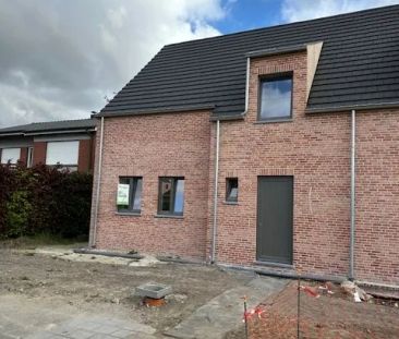 Halfopen nieuwbouwwoning met drie slaapkamers en carport in Moere - Photo 5