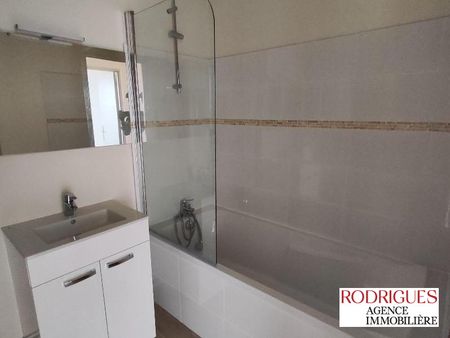 Location Appartement 4 pièces 81m² POITIERS 86000 - Photo 2