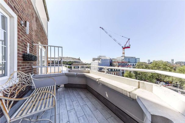 A wonderful two bedroom apartment in well-run mansion block. - Photo 1