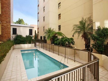 EXECUTIVE 2 BEDROOM IN GREAT LOCATION - Photo 4