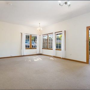 Situated in the peaceful streets of Toowong - Photo 2