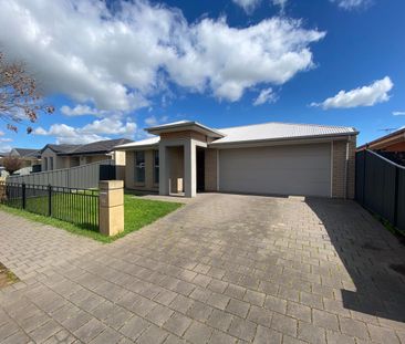 Beautiful 3 Bedroom / 2 Living Home - Photo 3