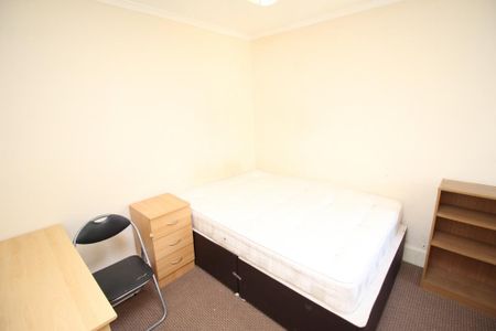 4 bedroom semi-detached house to rent - Photo 3