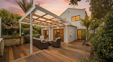 A stunner in West Harbour - Photo 5