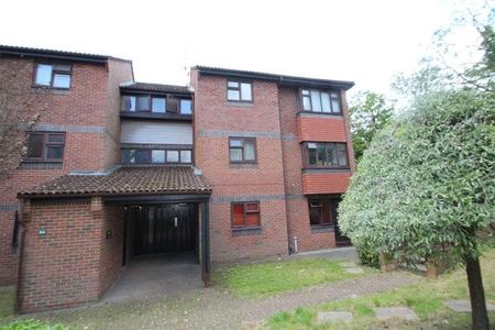 Clarendon Close, Old Town, Hemel Hempstead, HP2 - Photo 2